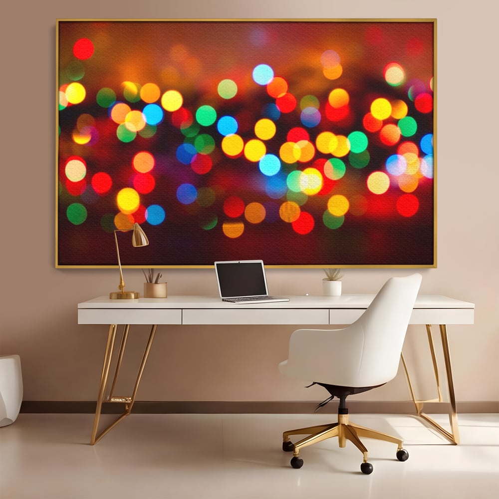Tablou canvas cu tablou canvas cu lumini bokeh, in rama de aluminiu auriu, pe perete intr-un birou